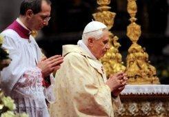 Le Pape mis à terre avant la messe de minuit