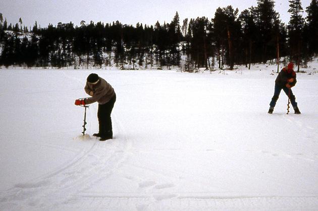 finlande-peche-a-la-tariere-sur-lac-gele.1260984323.jpg