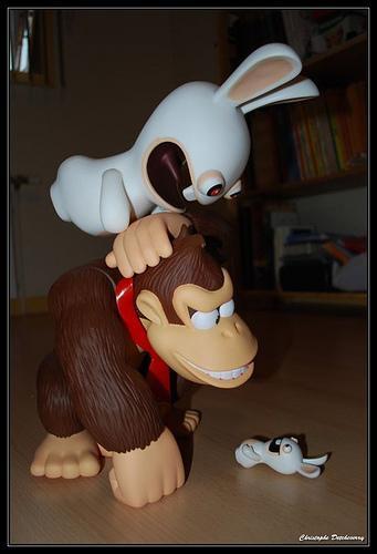 Lapin crétin attaque Donkey Kong, qui veut manger un petit lapin...