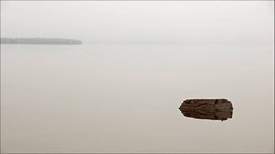 Au bord du lac, un jour de brume.