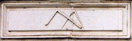 Des emblèmes de maçon-tailleur de pierre à Montoire (41)