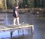 vidéo homme gros étang gelé saut