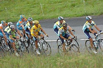 Lance Armstrong critique Alberto Contador.