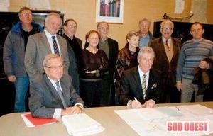 Philippe Pérusat a signé le transfert de propriété avec Me Dominique Rado. (PHOTO C. V.) Philippe Pérusat a signé le transfert de propriété avec Me Dominique Rado. (PHOTO C. V.)
