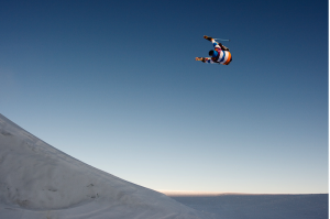 Le jeune suisse Yvan Métrailler s'envole sur le snowpark d'Hintertux en Autriche le jeudi 19 novembre 2009. (photo Pierre Morel)