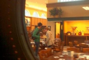Emma Watson et Rafael Cebrian à la cafetariat de Brown