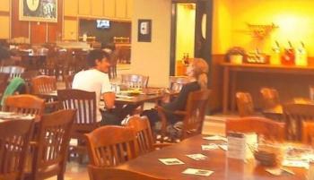 Emma Watson et Rafael Cebrian à la cafetariat de Brown