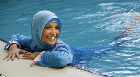 Un mannequin présente un modèle de burkini en Turquie. Ces tenues de bain islamiques ont fait leur apparition un peu partout en Europe.