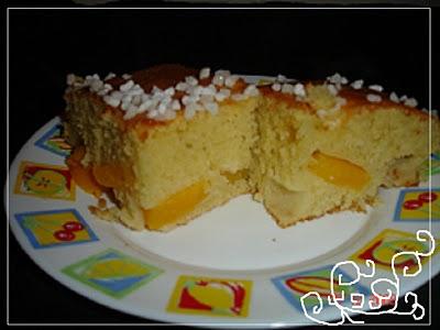 UN CAKE FRUITE AU SIROP DE PECHE...MIAMMM