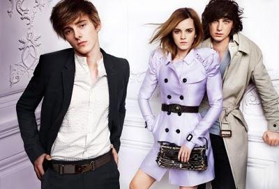 La comédienne Emma Watson d'Harry Potter pose avec son frère pour Burberry.