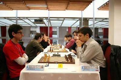 Ronde 2: Exploit des Grecs, tombeurs des Russes 2,5-1,5 © Site officiel 