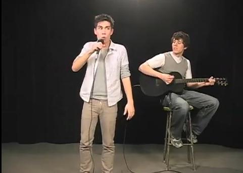 Sam Tsui et Kurt Hugo reprennent Lady Gaga dans un medley déjanté !