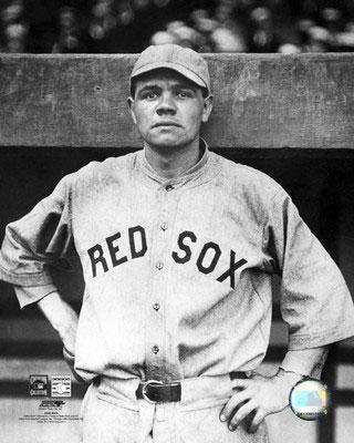 Babe Ruth portant luniforme des Red Sox. Recruté comme lanceur, il sillustre également comme un excellent frappeur.