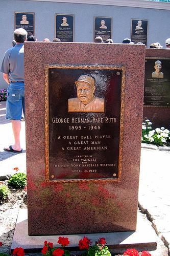 La plaque dédiée à Babe Ruth à Monument Park, le musée dédié aux légendes des Yankees situé dans lenceinte du stade.