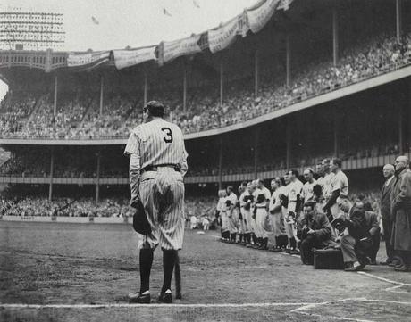 Babe Ruth, deux mois avant sa mort, acclamé par le public Yankee Stadium à l'occasion des célébrations du 25ème anniversaire du stade. 