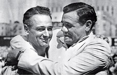Babe Ruth et Lou Gehrig en 1939 quand ce dernier annonce son retrait du baseball, atteint par la maladie. Ils ont formé la paire de frappeurs la plus prolifique de l'Histoire du baseball.