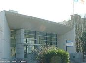 Hôtel police Parodie, humour