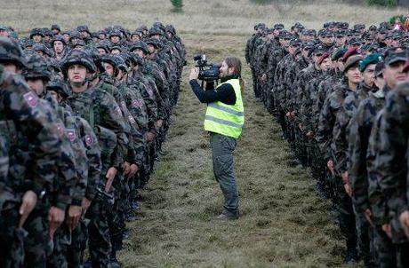 Photo : un journaliste filme un entraînement militaire en Slovénie, octobre 2008 (Srdjan Zivulovic/Reuters)