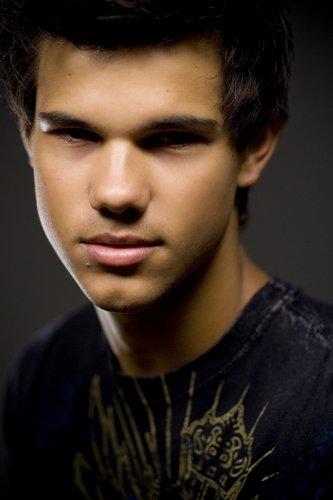 Taylor Lautner face à Tom Cruise dans Northern Lights