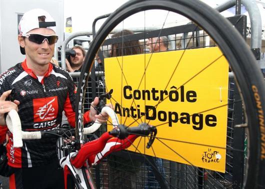 Alejandro Valverde tras abandonar el control anti-doping momentos antes de dar comienzo la decimocuarta etapa del Tour de Francia comprendida entre Mazamet y Plateau de Beille - AFP - 22/07/2007