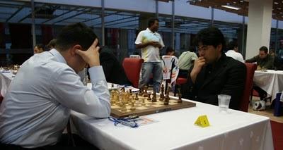 Hikaru Nakamura (USA - 4,5 pts/5) joue toujours pour le gain, meilleure performance Elo à 3020 points ! © Site officiel 