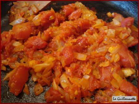 Oeufs brouillés à la tomate, au gruyère râpé et au curry