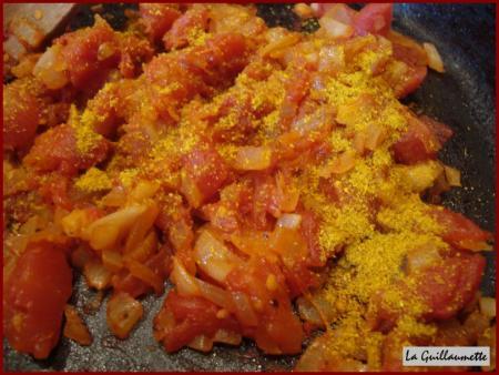 Oeufs brouillés à la tomate, au gruyère râpé et au curry