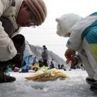 thumbs festival de peche sur glace en coree du sud 005 Le Festival de pêche sur glace en Corée du Sud (14 photos)