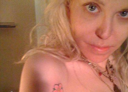 Courtney Love : Seins nues sur Twitter avec ses nouveaux tatouages !!!