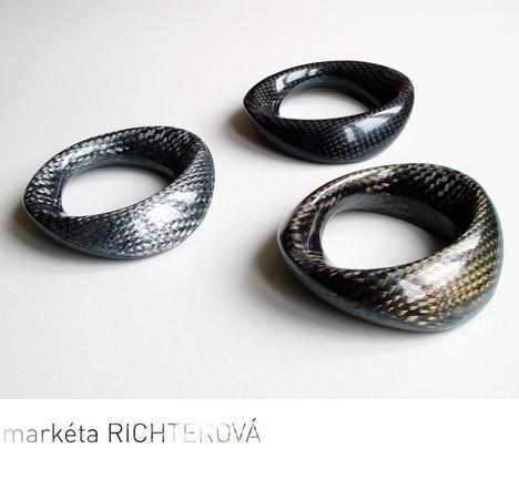 Bracelet en carbone de Marketa Richterova 1