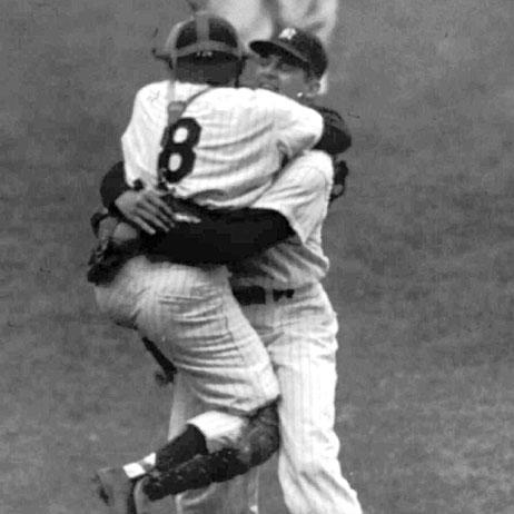 Don Larsen accueille dans ses bras son receveur Yogi Berra. Sa carrière assez moyenne est ponctuée par lunique performance davoir lancé un match complet en Série Mondiale, le 8 octobre 1956 pour le 5ème match des Yankees contre les Brooklyn Dodgers.