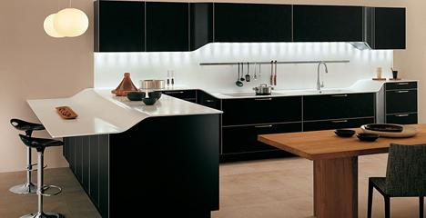 Cuisine design Venus. Modèle noir. Fabricant : Snaidero. Design : Pininfarina
