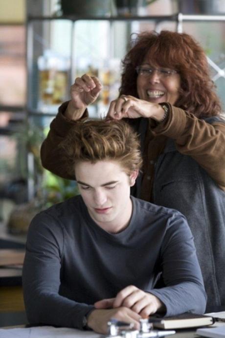 Twilight Fascination : De nouvelles photos sur le tout premier tournage - Pattinson n'aime pas se coiffer.