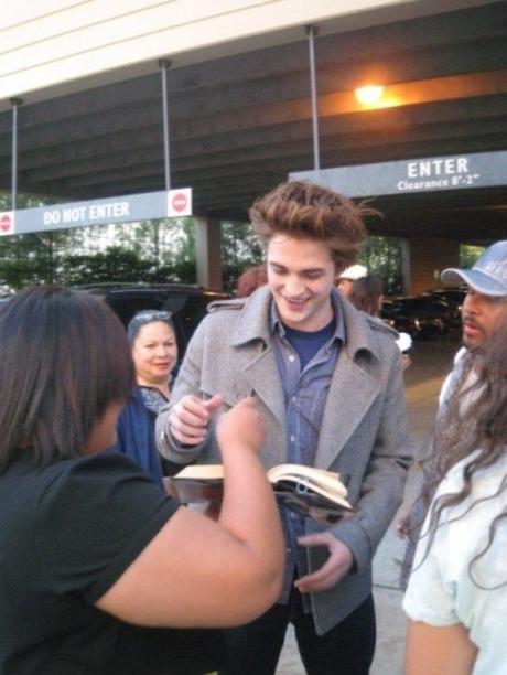 Twilight Fascination : De nouvelles photos sur le tout premier tournage - C'est ça aussi la célébrité, il faut signer des autographes.
