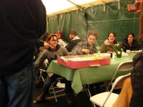 Twilight Fascination : De nouvelles photos sur le tout premier tournage - Tout le casting à la pause déjeuner.