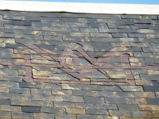 Un emblème de Compagnon charpentier sur un toit aux Rosiers-sur-Loire (Maine-et-Loire)