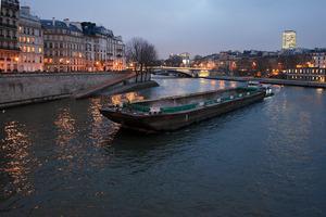 Passage au crépuscule sous le pont Saint-Louis à Paris