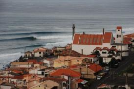 Une ile perdue au milieu de l'atlantique, du vent, des vagues, et des rochers.