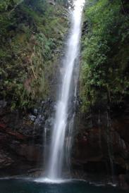 Une ile perdue au milieu de l'atlantique, du vent, des vagues, et des rochers.