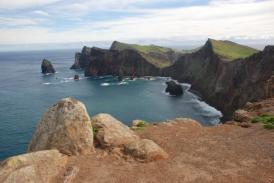 Une ile perdue au milieu de l'atlantique, du vent, des vagues, et des rochers.
