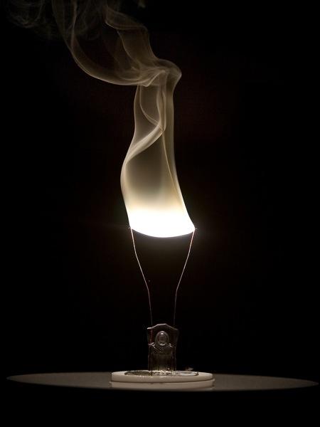 Burning Lightbulbs par Stephen De Vight