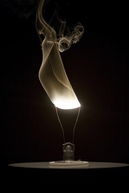 Burning Lightbulbs par Stephen De Vight