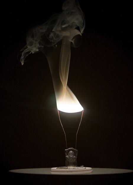 Burning Lightbulbs par Stephen De Vight