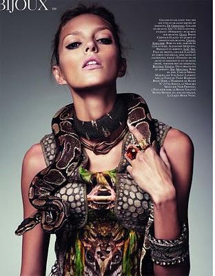 Anja Rubik pour les bijoux de la dernière édition du VOGUE PARIS