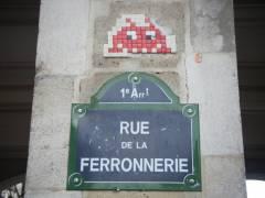 Space Invader rue de la Ferronnerie.jpg