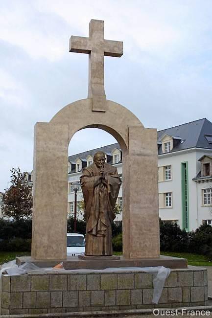 statue_JeanPaulII_Ploermel_ouestfrance.jpg