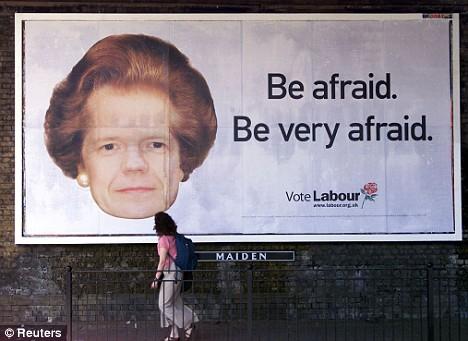 William Hague avec les cheveux de Margaret Thatcher dans la campagne du Labour de 2001