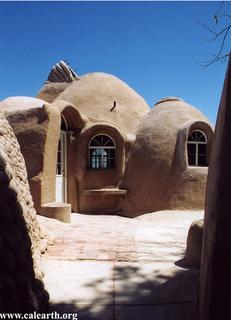 Les maisons écologiques Superadobe de Nader Khalili