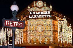 1-outside-view-of-galeries-lafayette-with-christmas-decorations_116