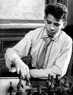 Boris Spassky à douze ans en 1949. Il est le premier champion du monde junior soviétique en 1955. Il faudra attendre 1969 pour trouver un deuxième : Anatoli Karpov.